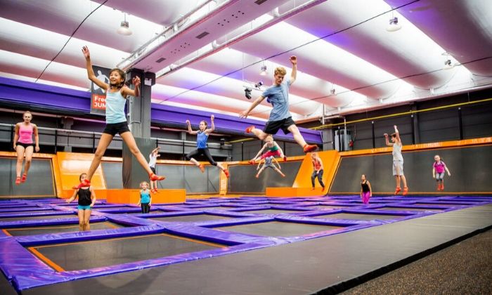 Der FreeJUMP - über 50 miteinander verbundene Trampoline